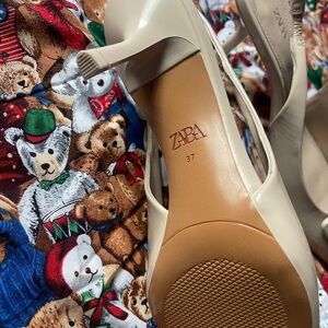 Zara pointed heels in a cream color super cute never worn!